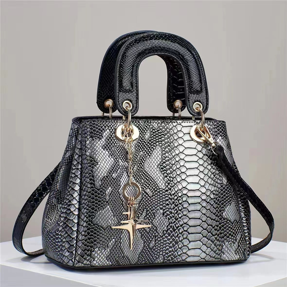 The UrbanEssence Shoulder Bag