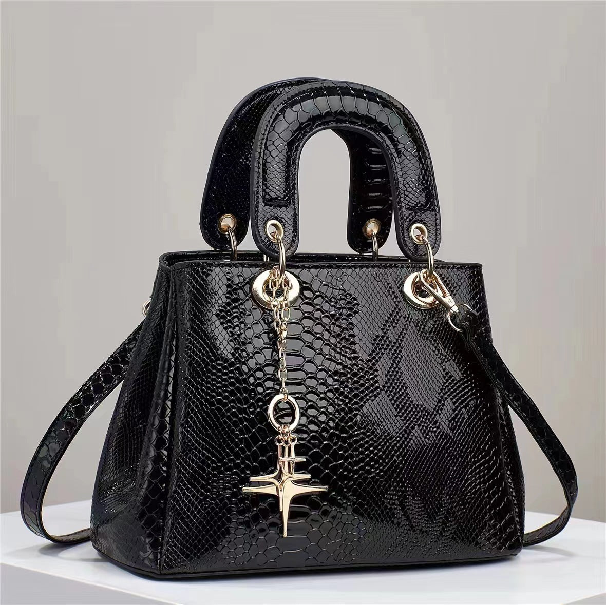 The UrbanEssence Shoulder Bag